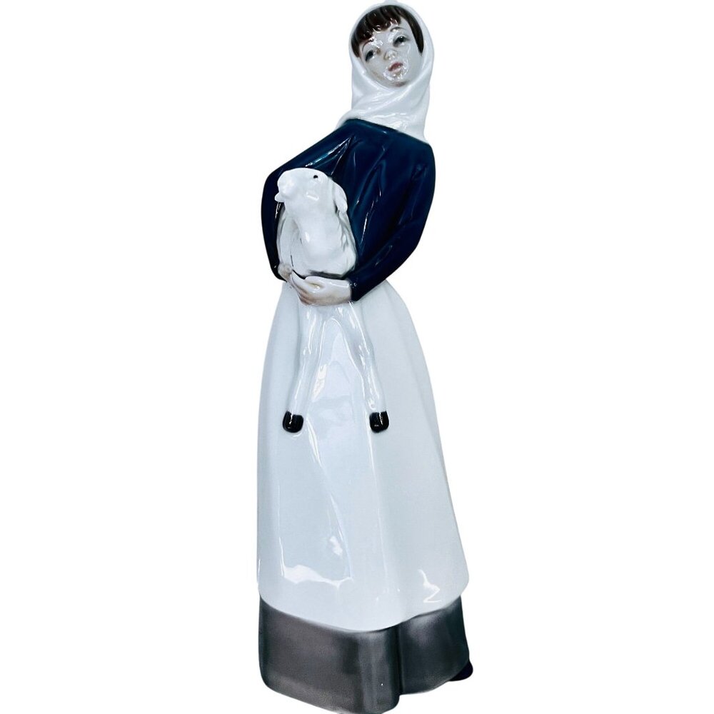 Lladró Porcelain Figurine Girl With Lamb #01004504 Retired Handcrafted In‎ Spain